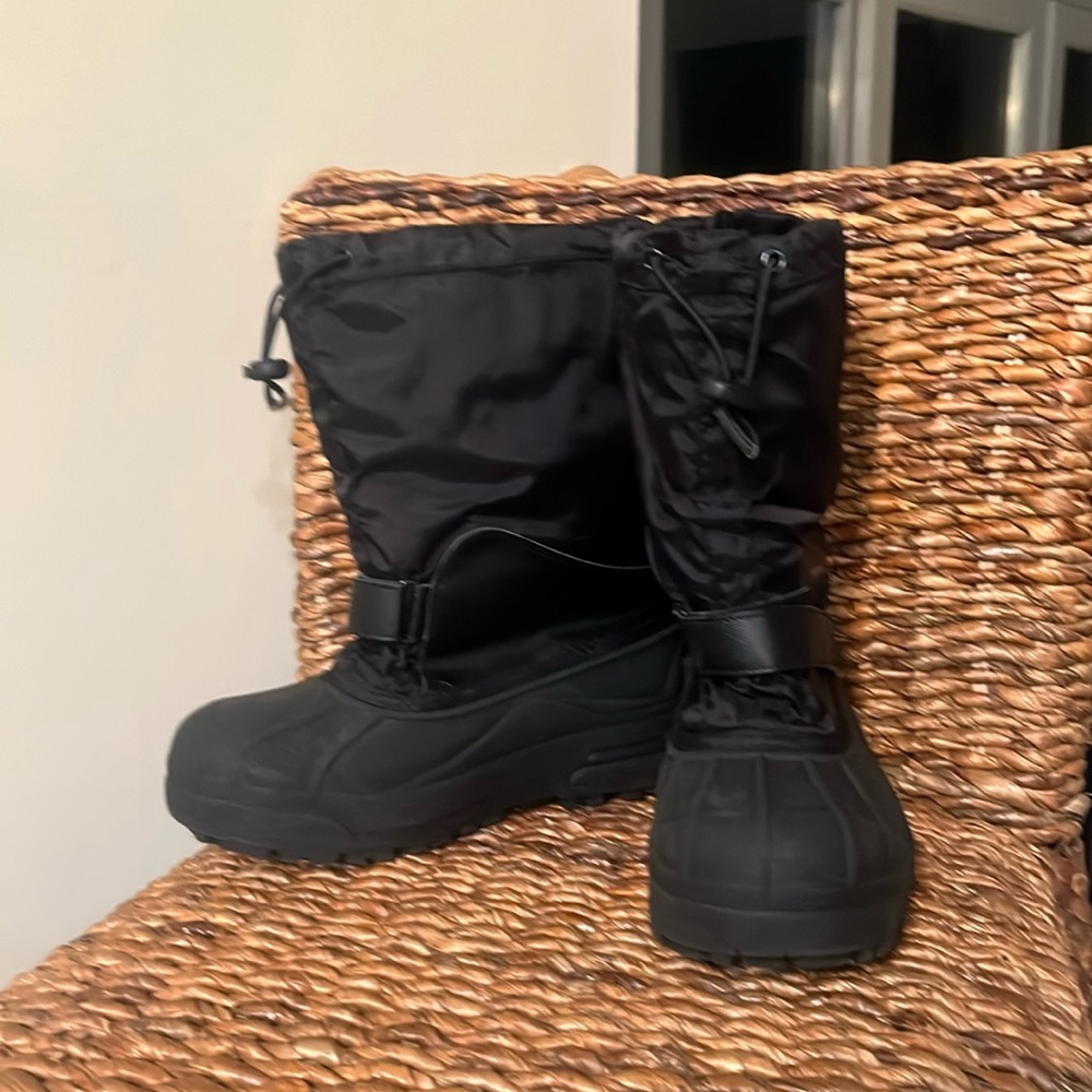 Columbia big boys waterproof snow boots size 6.